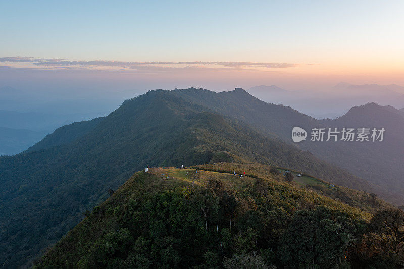 在游客众多的Phu Chi Fa悬崖边观看日出。